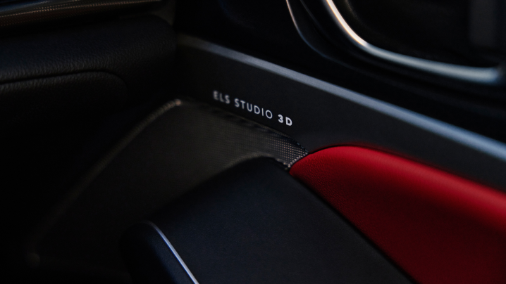 Close-up of right interior lower door showcasing ELS Studio® 3D & speaker grille from 2023 Integra | Gros plan de l’intérieur de la porte droite, partie inférieure, montrant la chaîne sonore ELS STUDIO<sup>MD</sup> 3D et la grille de haut-parleur de l’Integra 2023.