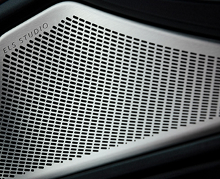 Close-up of an ELS Studio speaker. / Gros plan d’un haut-parleur ELS Studio.