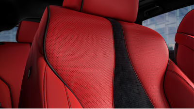 Close-up of red premium Alcantara textured material seating available in select Acura models. Gros plan des sièges rouges avec assises texturées en Alcantara haut de gamme disponibles dans certains modèles Acura.