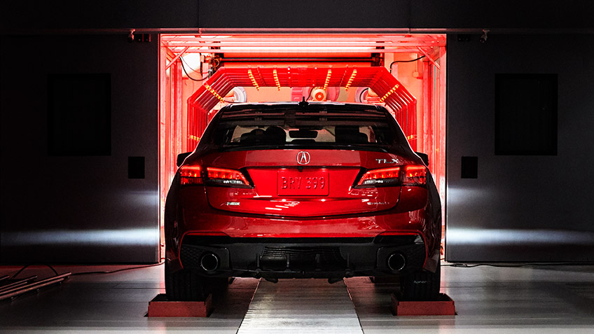 Rear of red Acura PMC TLX.  / Vue arrière de l’Acura PMC TLX rouge. 